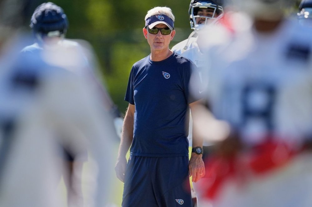 Tennessee Titans interim head coach Mike McCoy watches his players during practice at the team's NFL football training facility Wednesday, Oct. 15, 2025, in Nashville, Tenn. (AP Photo/George Walker IV)