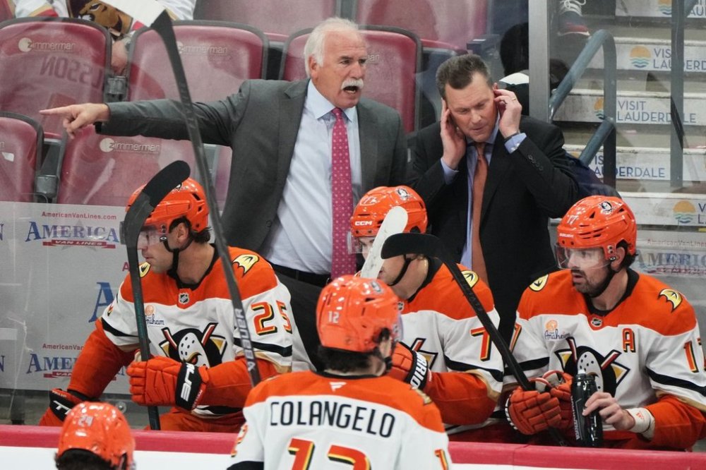 Anaheim Ducks head coach Joel Quenneville, left, calls a play during the third period of an NHL hockey game against the Florida Panthers, Tuesday, Oct. 28, 2025, in Sunrise, Fla. (AP Photo/Lynne Sladky)