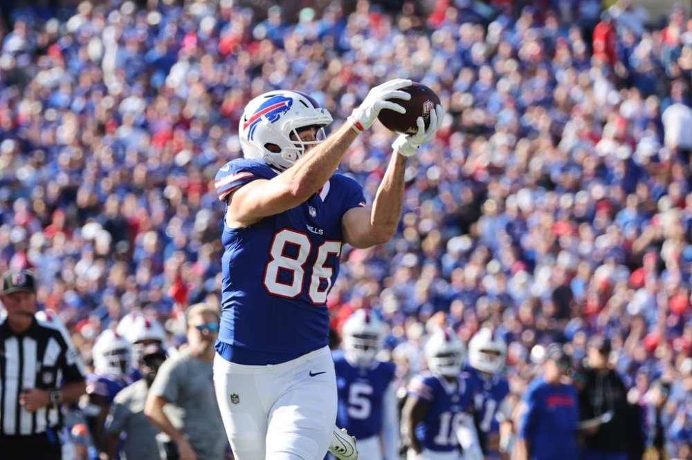 Buffalo Bills tight end Dalton Kincaid (86) pulls in a touchdown pass against the New Orleans Saints in the second half of an NFL football game, Sunday, Sept. 28, 2025, in Orchard Park, N.Y. (AP Photo/Jeffrey T. Barnes)