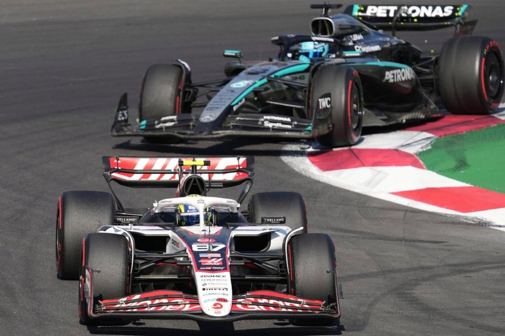 Haas driver Oliver Bearman of Britain steers chased by Mercedes driver George Russell of Britain during the Formula One Mexico Grand Prix in Mexico City, Sunday, Oct. 26, 2025. (AP Photo/Eduardo Verdugo)