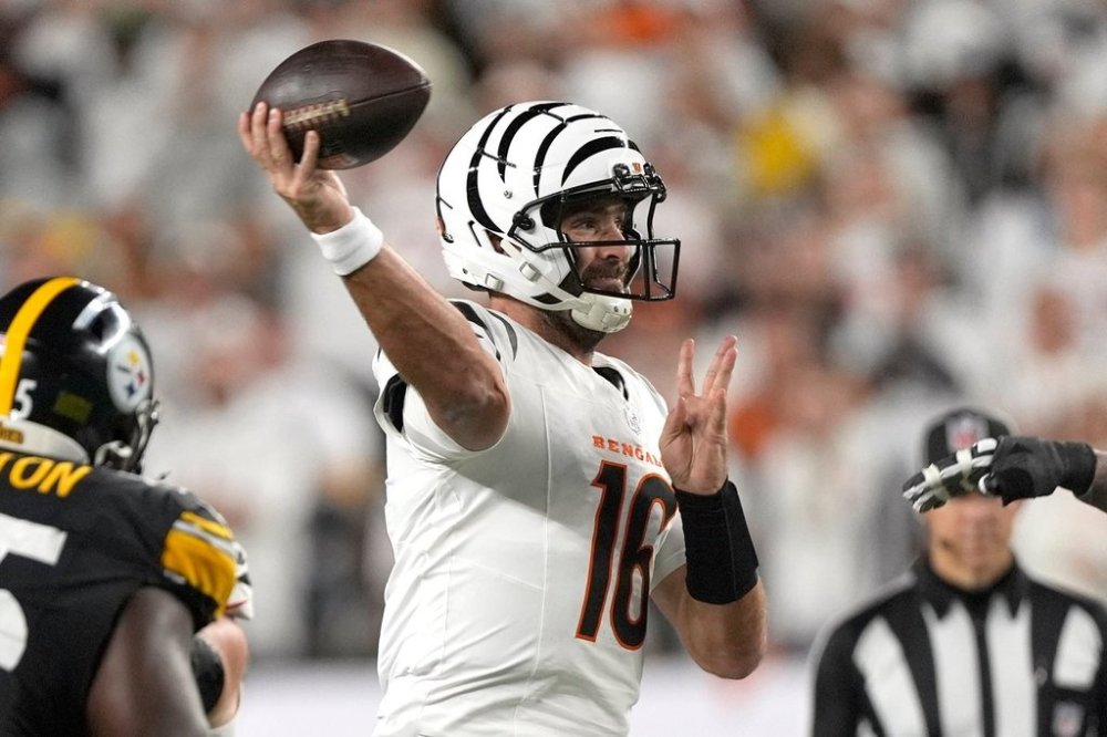 Cincinnati Bengals quarterback Joe Flacco throws a touchdown pass to wide receiver Tee Higgins for a touchdown during the first half of an NFL football game against the Pittsburgh Steelers in Cincinnati Thursday, Oct. 16, 2025. (AP Photo/Carolyn Kaster)