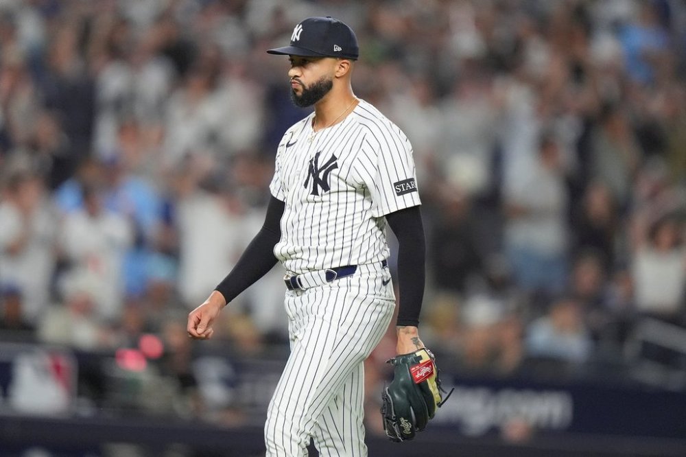 New York Yankees pitcher Devin Williams prepares for the next batter during the seventh inning of Game 3 of baseball's American League Division Series against the Toronto Blue Jays, Tuesday, Oct. 7, 2025, in New York. (AP Photo/Frank Franklin II)