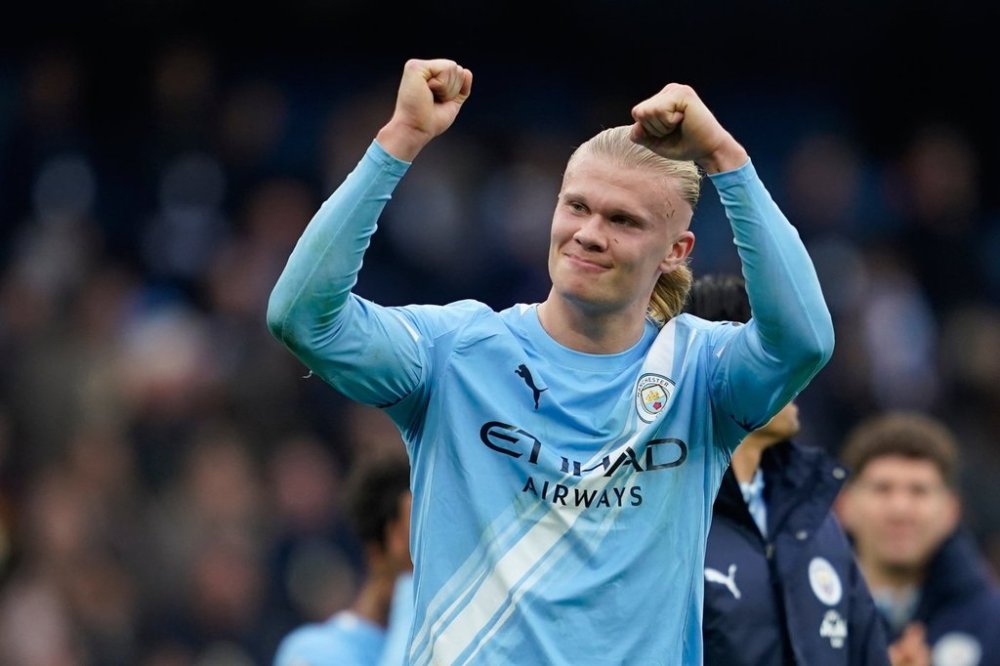 Manchester City's Erling Haaland greets supporters after the Premier League soccer match between Manchester City and Everton in Manchester, England, Saturday, Oct. 18, 2025. (AP Photo/Dave Thompson)