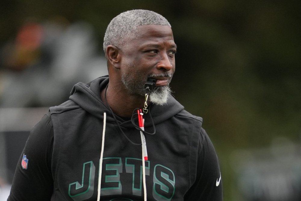 New York Jets head coach Aaron Glenn watches during NFL football practice at The Grove in Watford, England, Wednesday, Oct. 8, 2025. (AP Photo/Kin Cheung)