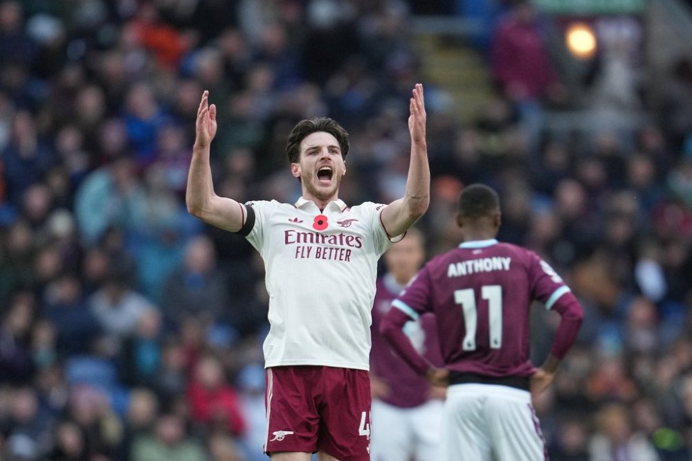 Arsenal's Declan Rice celebrates after scoring his side's second goal during the English Premier League soccer match between Burnley and Arsenal in Burnley, England, Saturday, Nov. 1, 2025. (AP Photo/Jon Super)