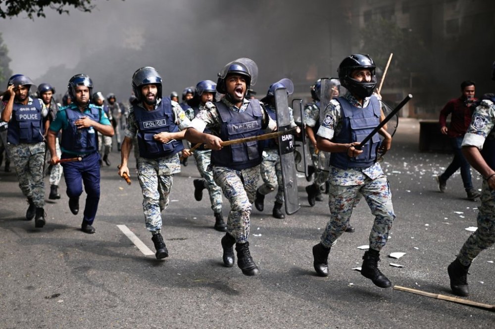 Police disperse protesters outside Bangladesh's national parliament complex in Dhaka, Bangladesh, Friday, Oct. 17, 2025. (AP Photo/Mahmud Hossain Opu)