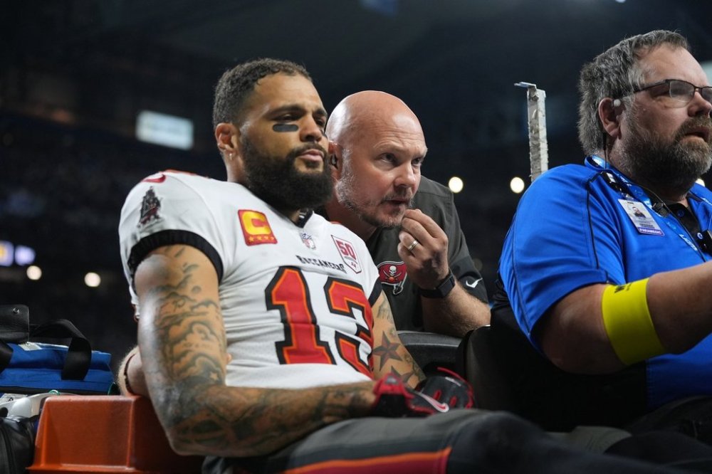 Tampa Bay Buccaneers wide receiver Mike Evans (13) is carted off the field after an injury during the second half of an NFL football game against the Detroit Lions, Monday, Oct. 20, 2025, in Detroit. AP Photo/Ryan Sun)