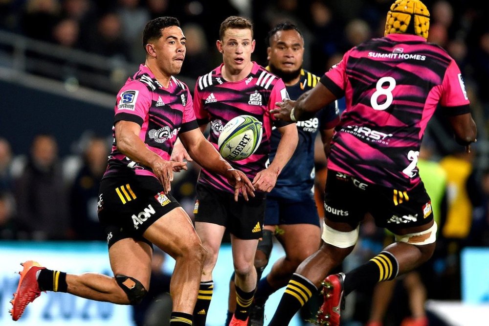 FILE - Chiefs Anton Lienert-Brown passes the ball to teammate Chiefs Pita Gus Sowakula during their Super Rugby Aotearoa rugby game against the Highlanders in Dunedin, New Zealand, Saturday, June 13, 2020. (Joe Allison /Photosport via AP,File)