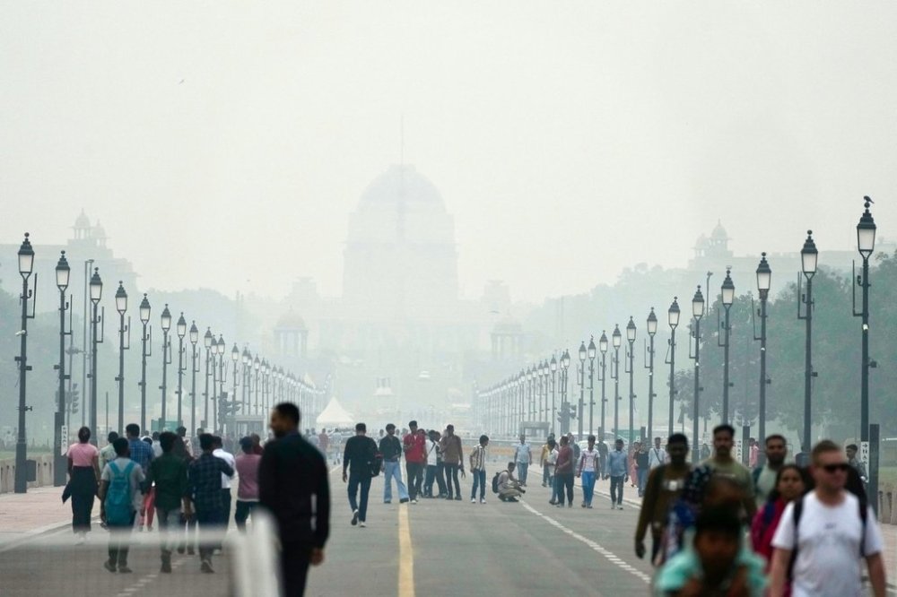 People walk on a street enveloped in smog, in New Delhi, India, Tuesday, Oct. 28, 2025. (AP Photo/Manish Swarup)