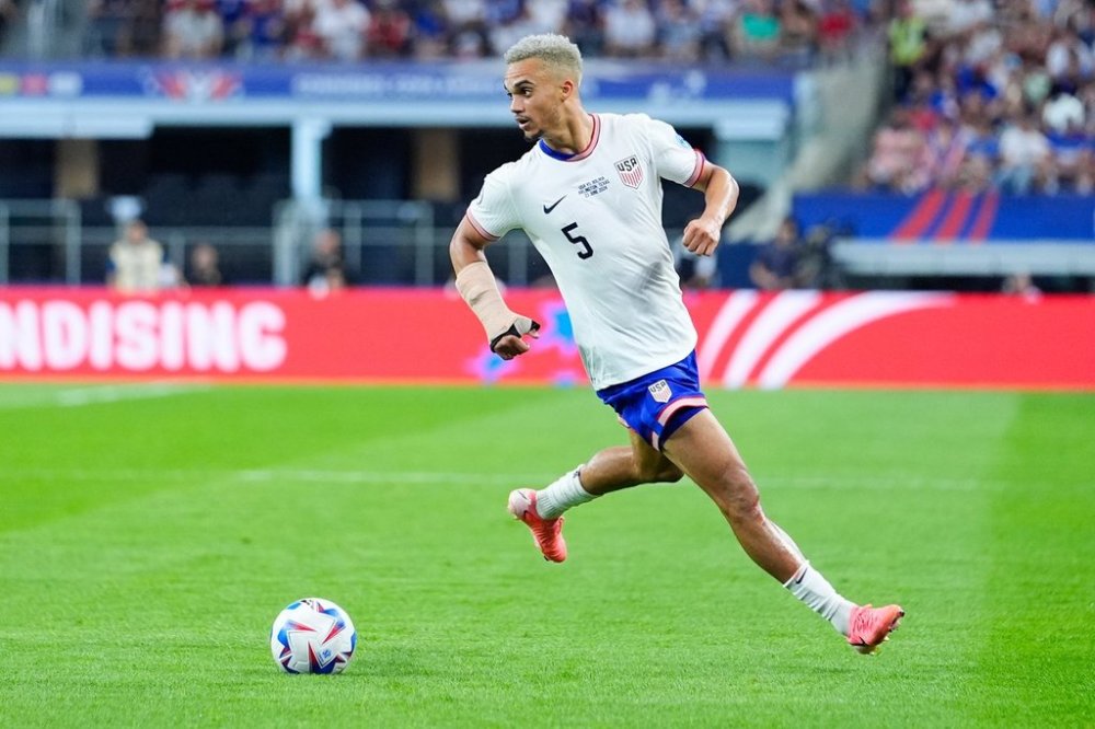 FILE - United States' Antonee Robinson controls the ball during a Copa America Group C soccer match between the United States and Bolivia in Arlington, Texas, June 23, 2024. (AP Photo/Julio Cortez, File)