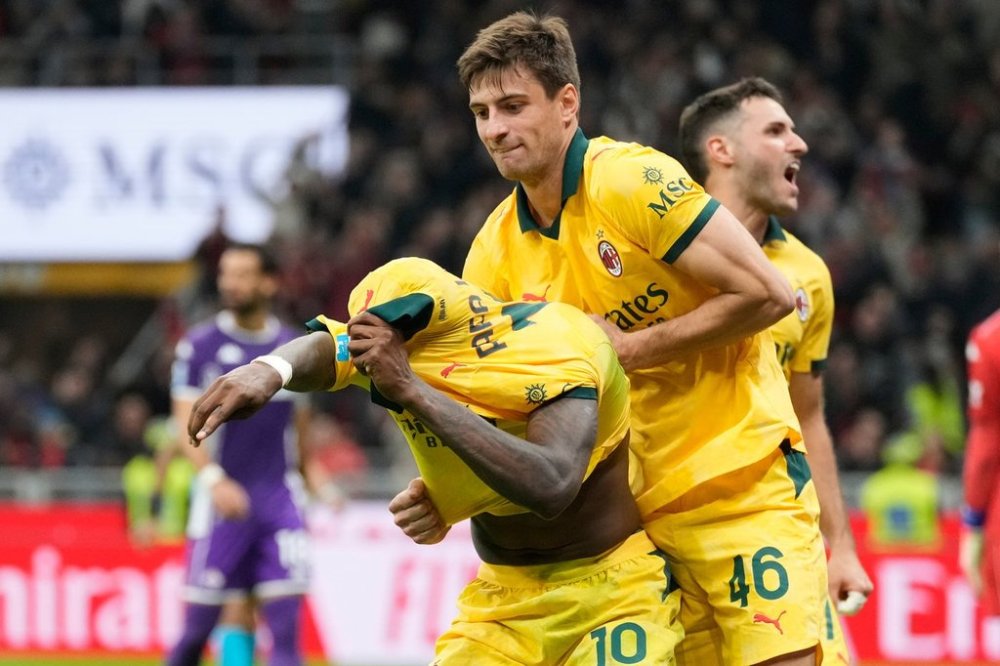 AC Milan's Rafael Leao, left, is congratulated after scoring his side's 2nd goal during a Serie A soccer match between AC Milan and Fiorentina in Milan, Italy, Sunday, Oct. 19, 2025. (AP Photo/Luca Bruno)