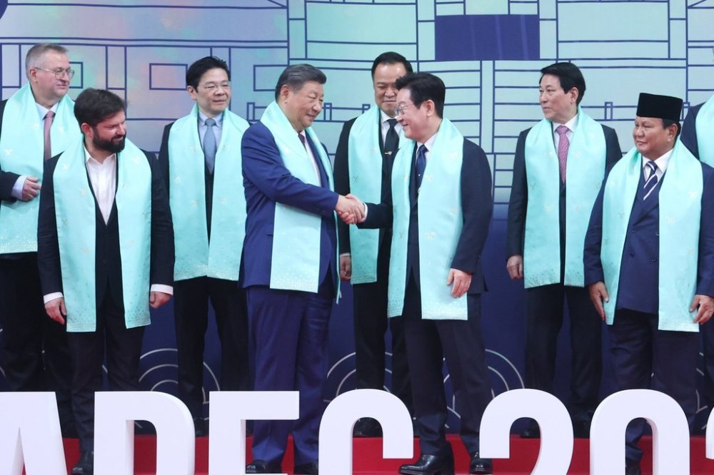 Chinese President Xi Jinping, center left, and South Korean President Lee Jae Myung, center right, shake hands after a group photo at the Asia-Pacific Economic Cooperation (APEC) Economic Leaders' Meeting in Gyeongju, South Korea, Saturday, Nov. 1, 2025. (Yonhap via AP)