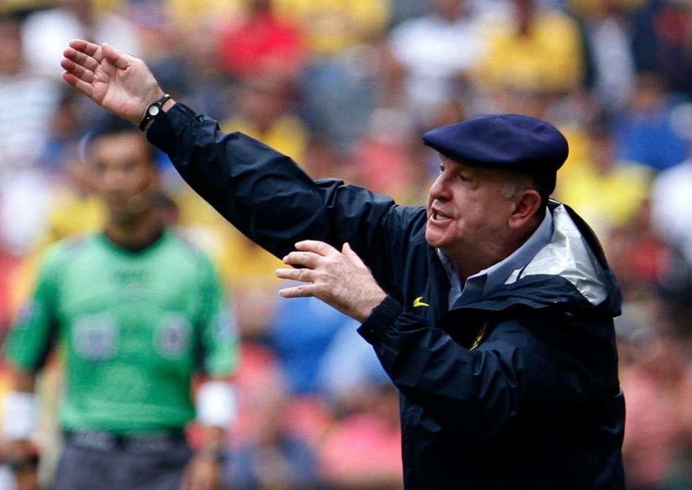 FILE - America's coach Manuel Lapuente gestures during a Mexican soccer league match against Necaxa in Mexico City, Mexico, Sunday Aug. 29, 2010. (AP Photo/Claudio Cruz, File)