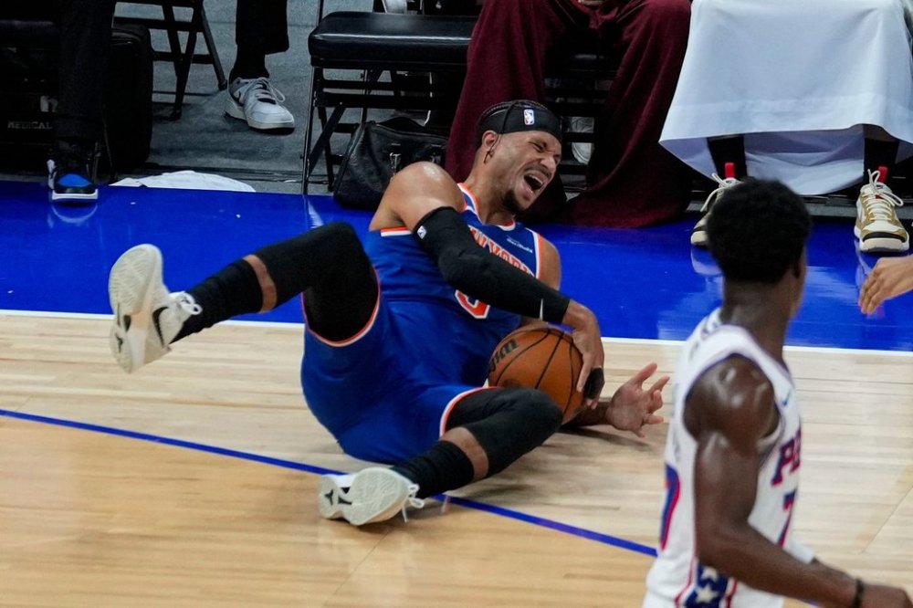 New York Knicks' Josh Hart reacts as he falls during the first half of an NBA preseason basketball game against the Philadelphia 76ers, Thursday, Oct. 2, 2025, in Abu Dhabi, United Arab Emirates. (AP Photo/Altaf Qadri)