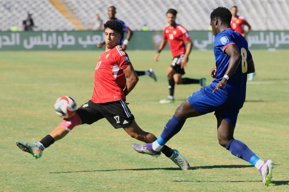 Cape Verde's Joao Paulo Fernandes, right, fights for the ball with Libya's Fadel Salamah, left, during their Group D World Cup qualifying soccer match in Tripoli, Libya, Wednesday, Oct. 8, 2025. (AP Photo/Yousef Murad)