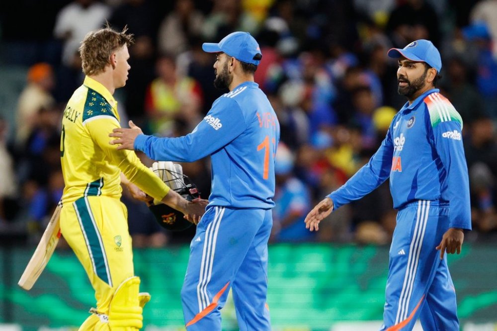 Australia's Cooper Connolly, left, shakes hands with India's Virat Kohli following the one day international cricket match between Australia and India in Adelaide, Australia, Thursday, Oct. 23, 2025. (AP Photo/James Elsby)
