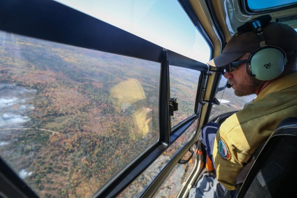 DNR helicopter co-ordinator Rob Lefurgey looks over the Lake George wildfire and directs helicopter bucket support near Aylesford, N.S. in this Friday, Oct. 3, 2025 handout photo. THE CANADIAN PRESS/Handout - Province of Nova Scotia (Mandatory Credit)