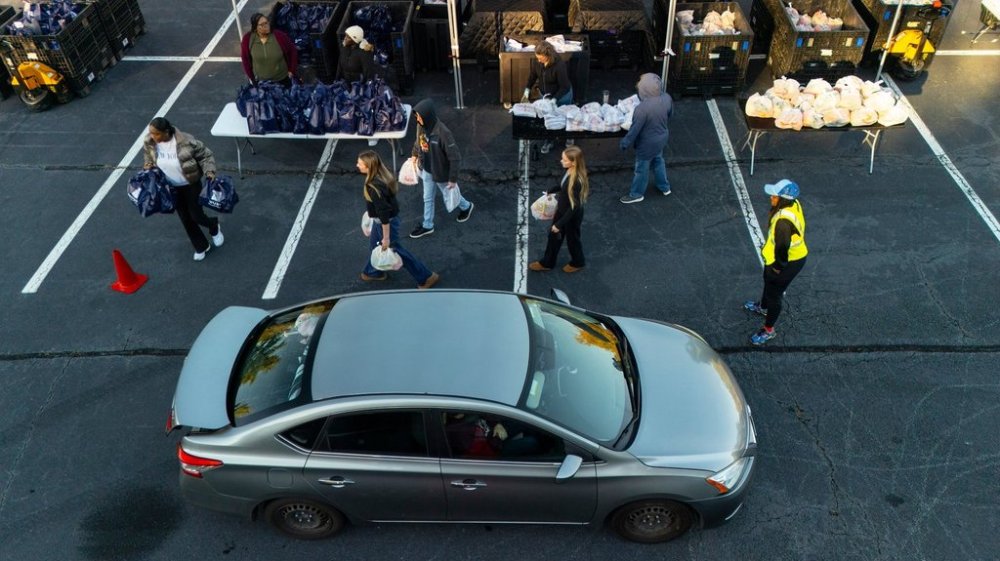 MUST Ministries delivers food to the public via a drive through service, Saturday, Nov. 1, 2025, in Austell, Ga. (AP Photo/Mike Stewart)