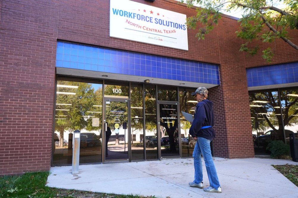 Cela Bratton Williams walks into the Workforce Solutions of North Central Texas office, Thursday, Oct. 30, 2025, in Plano, Texas. (AP Photo/Tony Gutierrez)