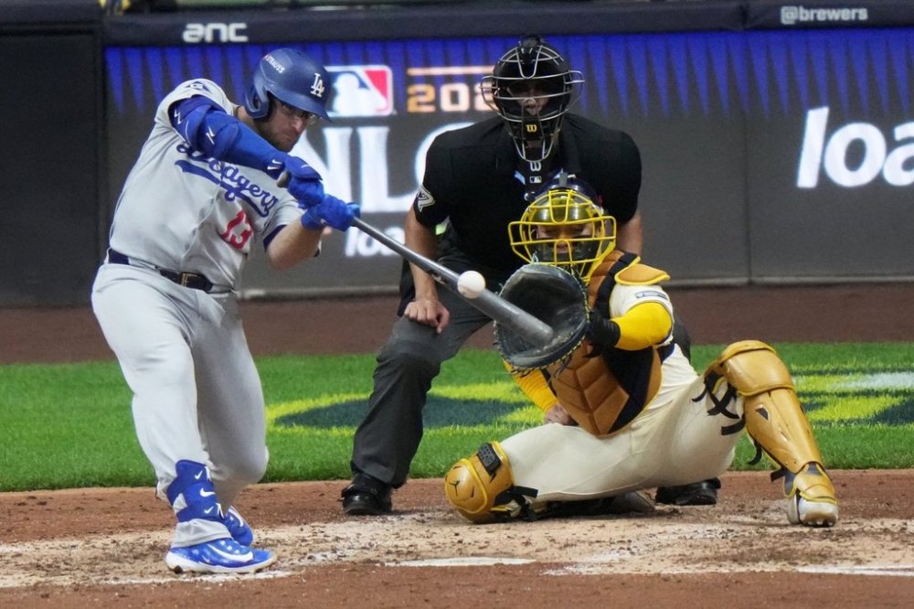 Los Angeles Dodgers' Max Muncy hits a home run during the sixth inning of Game 2 of baseball's National League Championship Series against the Milwaukee Brewers Tuesday, Oct. 14, 2025, in Milwaukee. (AP Photo/Morry Gash)