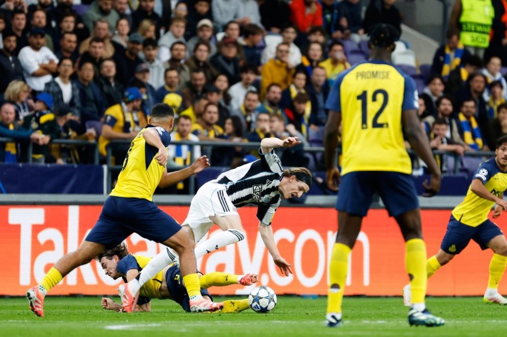 Newcastle's Anthony Gordon, center, fights for the ball with Union SG's Kamiel Van de Perre, left, during the Champions League opening phase soccer match between Union St. Gilloise and Newcastle United at the RSC Anderlecht stadium in Brussels, Wednesday, Oct. 1, 2025. (AP Photo/Geert Vanden Wijngaert)