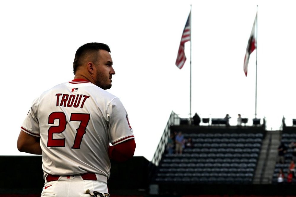 Los Angeles Angels outfielder Mike Trout (27) listens to the national anthem before a baseball game against the Royals Thursday, Sept. 25, 2025, in Anaheim, Calif. (AP Photo/Wally Skalij)