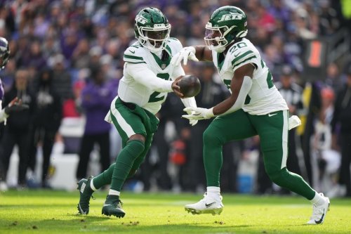 New York Jets quarterback Tyrod Taylor (2) hand off to running back Breece Hall (20) during the first half of an NFL football game against the Baltimore Ravens, Sunday, Nov. 23, 2025, in Baltimore. (AP Photo/Stephanie Scarbrough)