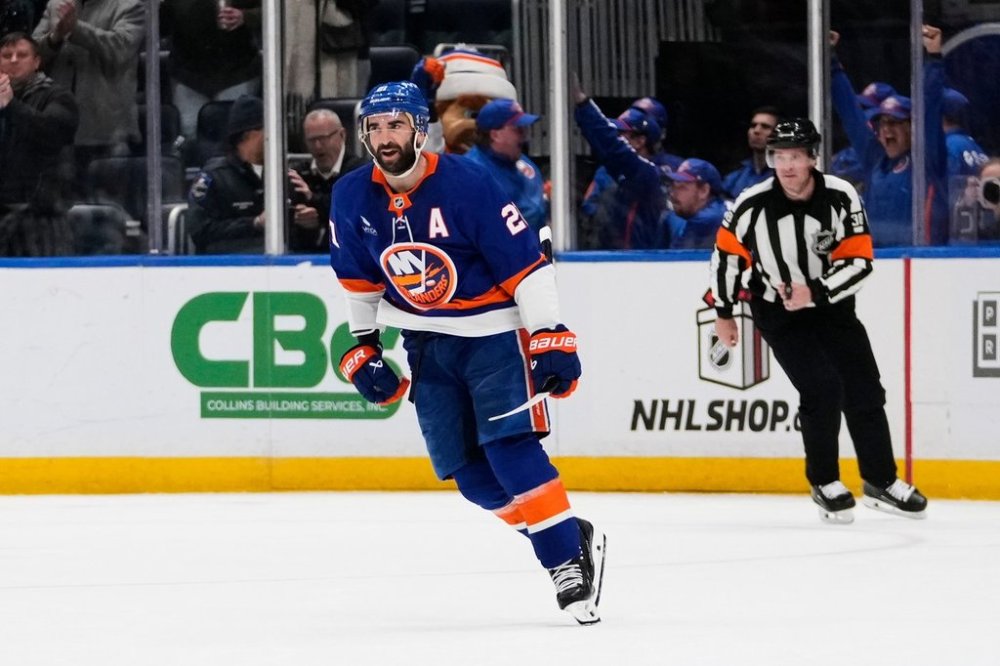 Islanders forward Kyle Palmieri out six-to-eight months with knee injury