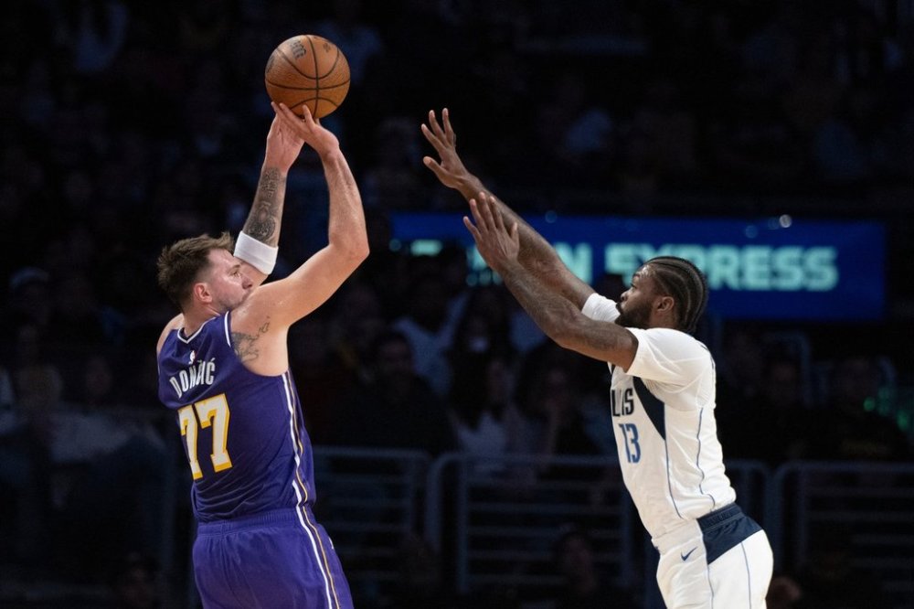 Reaves scores 38 points, Luka adds 35, Lakers hold off Mavs 129-119 in Anthony Davis’ LA return