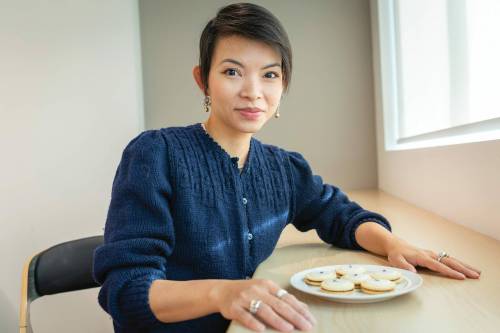 Marta Guerrero photo
                                Linh Tran avec certains des biscuits à trouver sur sa boutique en ligne.