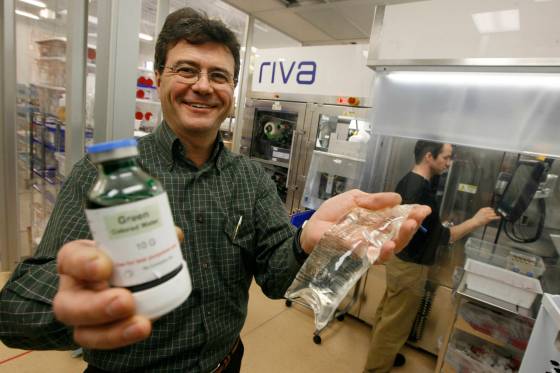 Kevin McGarry poses next to the RIVA (Robotic Intravenous Automation) machine in 2009; he was president and CEO of Intelligent Hospital Systems. (Mike Aporius / Free Press files)