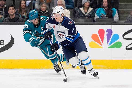 Winnipeg Jets forward Vladislav Namestnikov (right) will play his 800th game tonight against the San Jose Sharks — the club that dealt him to the Jets for a 2025 fourth round draft pick. (Tony Avelar / The Associated Press files)