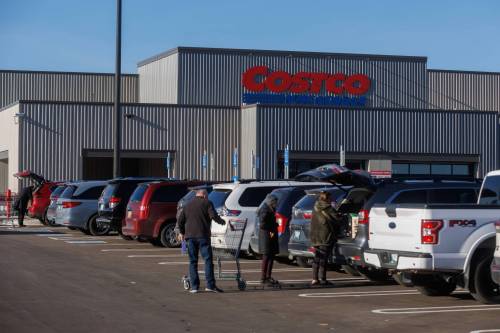 MIKE DEAL / FREE PRESS
                                Shoppers fill the parking lot as they head into and out of Winnipeg&rsquo;s newest Costco at 4077 Portage Avenue.
