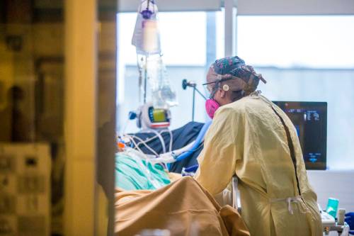 A health worker attends to a patient in the intensive care unit at the Health Sciences Centre in Winnipeg in 2020. Wayne Simpson writes Manitoba must spend smarter, not necessarily more, when it comes to improving the province’s health-care system. (Free Press files)