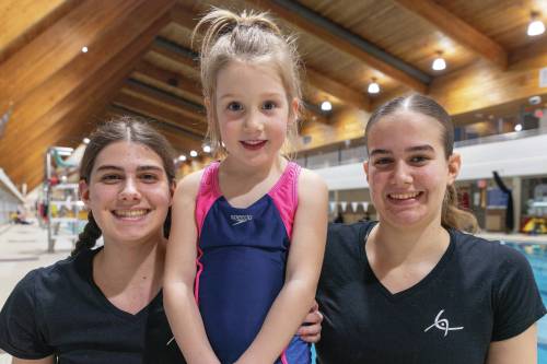 Marta Guerrero photo
                                ‘Enseigner en français c’est un moyen de montrer ta fiertéd’etre francophone,’ dit Chloé Gosselin (à droite) avec sa soeur Calla (à gauche), et leur élève Éléonore.