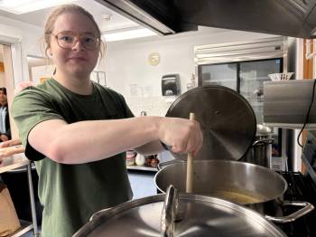 John Longhurst / Free Press
                                Kieran Schellenberg stirs soup at the Nov. 20 launch of the Raw Carrot