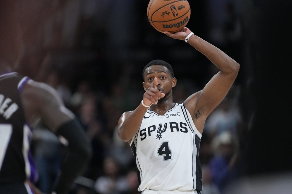 San Antonio Spurs guard De'Aaron Fox (4) signals as during the second half of an NBA basketball game against the Sacramento Kings in San Antonio, Sunday, Nov. 16, 2025. (AP Photo/Eric Gay)