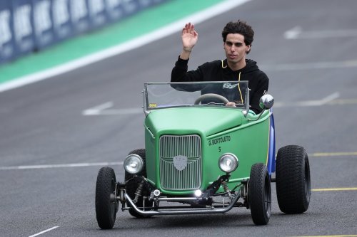 Kick Sauber driver Gabriel Bortoleto of Brazil waves fans during the drivers parade ahead of the Brazilian Formula One Grand Prix at the Interlagos race track, in Sao Paulo, Sunday, Nov. 9, 2025. (AP Photo/Ettore Chiereguini)