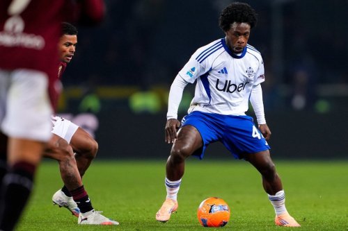 Como's Jayden Addai keeps his eyes on the ball during the Serie A soccer match between Torino and Como, in Turin, Italy, Monday, Nov. 24, 2025. (Fabio Ferrari/LaPresse via AP)