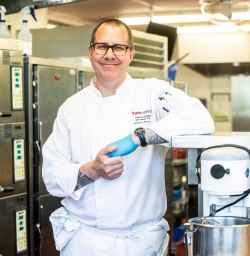 MIKAELA MACKENZIE / FREE PRESS
	

Richard Warren demonstrates how to bake scones at RRC Polytech on Tuesday, May 13, 2025. 

For Eva story.
Winnipeg Free Press 2025