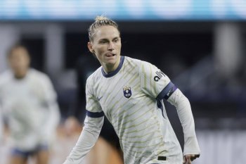 FILE - Seattle Reign midfielder Jess Fishlock keeps watch on the action against NJ/NY Gotham FC during an NWSL soccer match in Seattle, March 15, 2025. (AP Photo/John Froschauer, File)