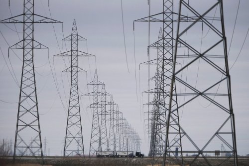 Manitoba Hydro power lines are photographed just outside Winnipeg, Monday, May 1, 2018. THE CANADIAN PRESS/John Woods