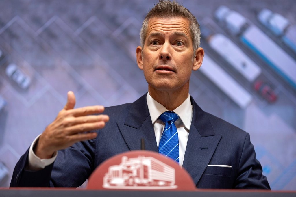 Former Transportation Secretary Supports Trump-Backed Rail Safety Bill