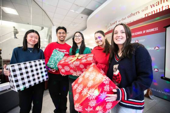 University of Manitoba students volunteer with the 5 Days committee: Cynthia Tran (left), Henrick Papelleras, Lexie D’Antonio, Shelly Yosef and Cassidy Turcan. (Mikaela MacKenzie / Free Press)