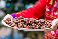 MIKAELA MACKENZIE / FREE PRESS
                                Janet Sigurdson’s chocolate chow mein clusters were inspired by a 1990 Canadian Living recipe.
