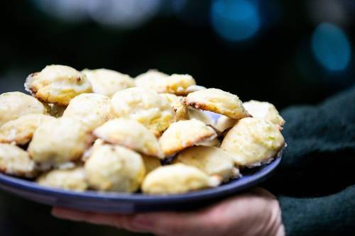 MIKAELA MACKENZIE / FREE PRESS Terrie Leppkyճ lime-glazed cornmeal cookies at the Free Press holiday baking cookie swap on Tuesday, Nov. 18, 2025. For Eva story. Free Press 2025