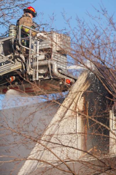 MIKE DEAL / FREE PRESS files
                                Winnipeg firefighters at a vacant house fire on William Avenue.