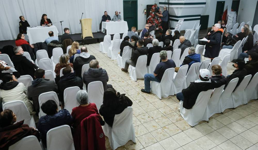 JOHN WOODS / FREE PRESS
Dozens of people attended the community-led town hall at Pampanga Restaurant & Banquet Hall, at 349 Henry Ave., Tuesday.