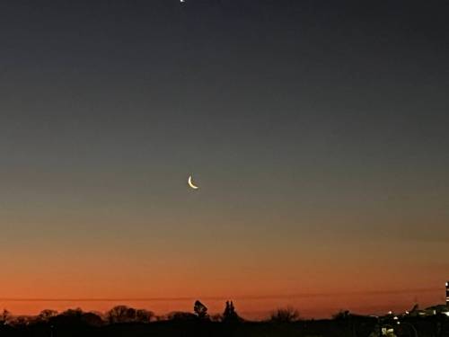 Russell Wangersky/Free Press
                                The fingernail moon over the Winnipeg skyline early Wednesday.