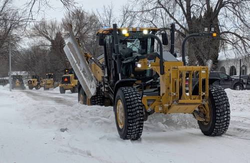 CHRIS KITCHING / FREE PRESS
                                City of Winnipeg crews plowed some residential streets in Charleswood on Monday as the cleanup from last week&rsquo;s storm continued.